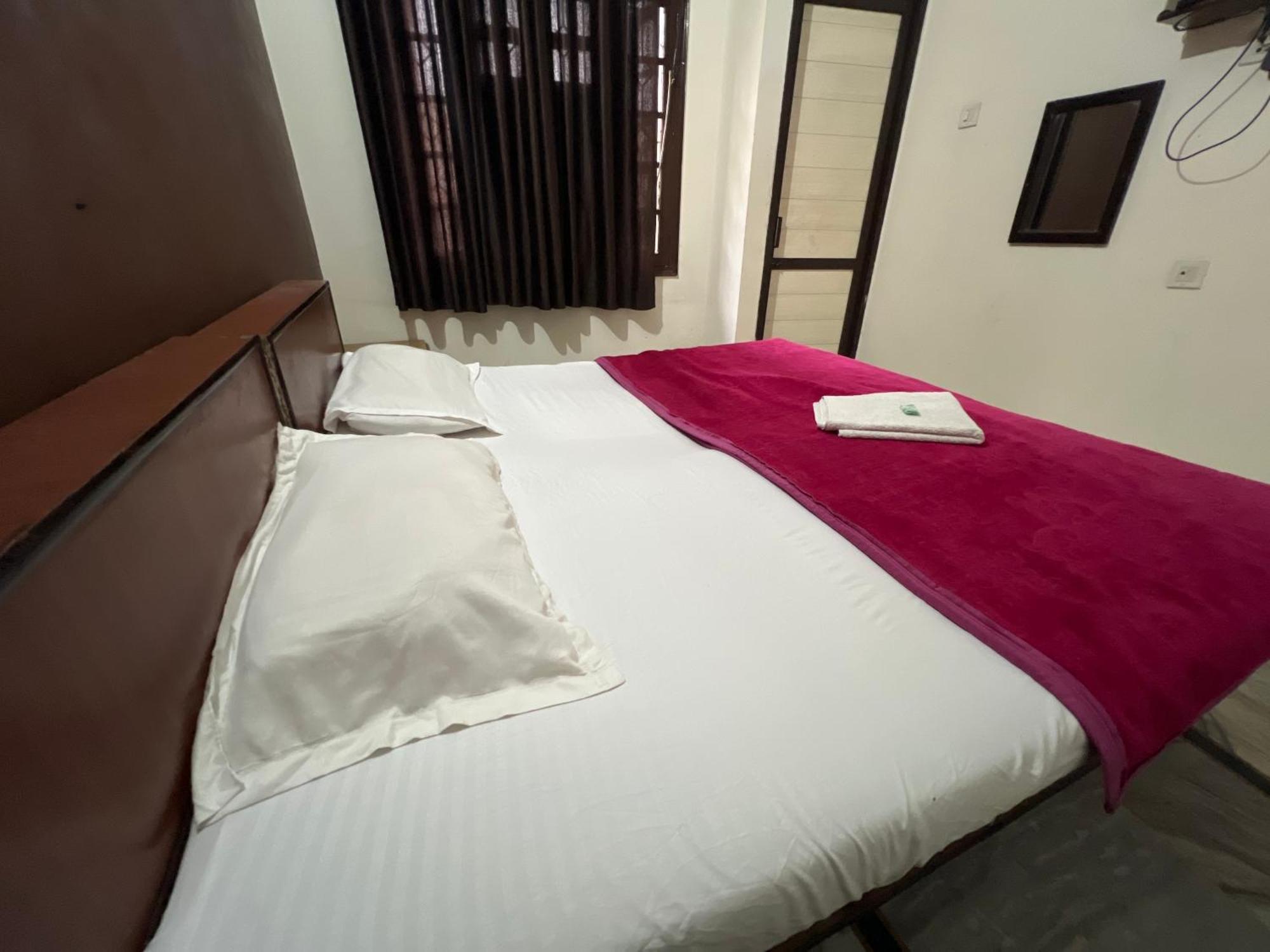 Raja Guest House -- Jalandhar Railway Station -- For Family, Couples, Travellers Exterior foto